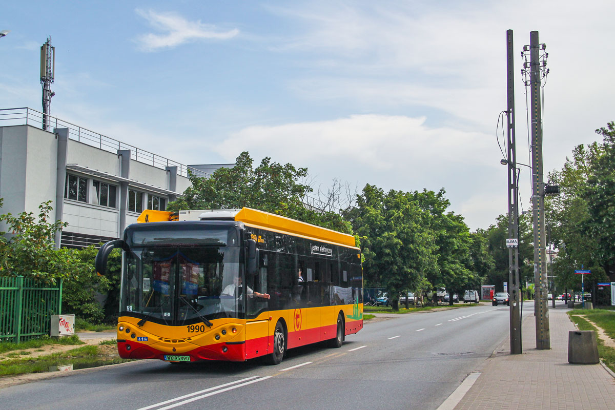 1990
Ursusy widzi się regularnie na linii 178. Tą ścianę czołową pojazdu widuje się najczęściej w Krakowie, Lublinie, Warszawie i Zielonej Górze, gdzie jeździ najwięcej wozów z karoserią AMZ. Czy kiedyś jeszcze powstaną kolejne takie pojazdu? Trudno powiedzieć, obecny Ursus dogorywa.

A co do prowadzącego - również pozdrawiam!
Słowa kluczowe: CS12LFE 1990 178 Ryżowa