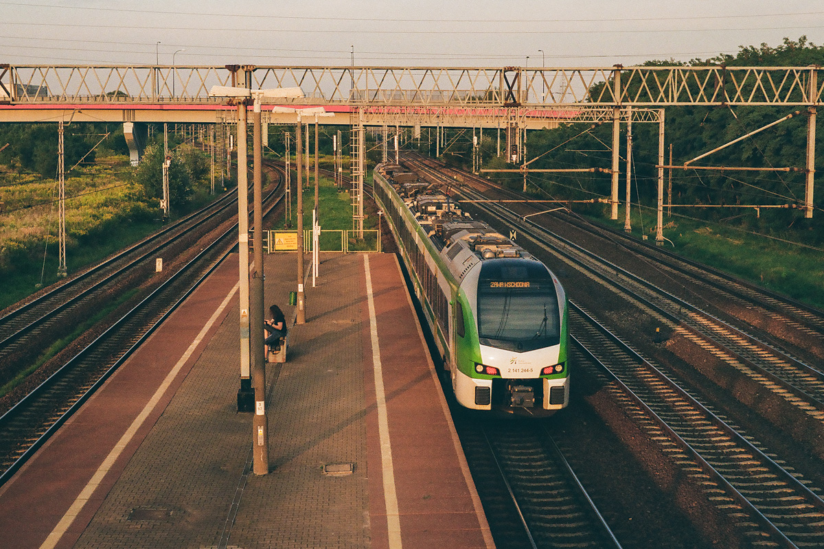 ER160-07
Wczoraj na stacji PKP Warszawa Gołąbki o godzinie 19 jak co dzień panował duży ruch pociągów. Dojście na perony umożliwia tutaj stara, metalowo-drewniana kładka. Chwilę wcześniej po torach po prawej przemknęły 2 pociągi dalekobieżne, a także KM do Skierniewic.
Słowa kluczowe: ER160-07 Flirt Gołąbki