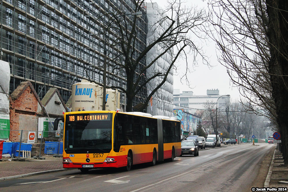 2257
Karolkowa jest teraz ruchliwą ulicą, ale nie na długo. Pierwszy odcinek 2 linii metra jeszcze nie wymiecie z okolicy autobusów, ale przedłużenie trasy na zachód na pewno ograniczy transport na powierzchni. W silniku tego autobusu - to jest pionowym, 6-cylindrowym Mercedes-Benz OM 457 LA, pracują zespoły wtryskowe pompa-przewód-wtryskiwacz. To rozwiązanie występuje też w silnikach DAF PR 183 czy PR 228, czyli w Solarisach.
Słowa kluczowe: ConectoG 2257 109 Karolkowa