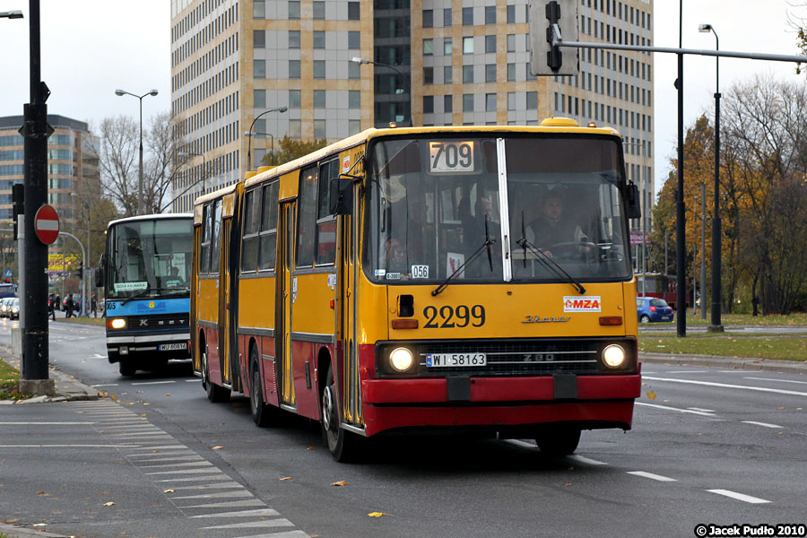 2299
W tamtym okresie na tej linii bez problemu do spotkania były Ikarusy 280.26.
Słowa kluczowe: IK260 2299 709 Puławska