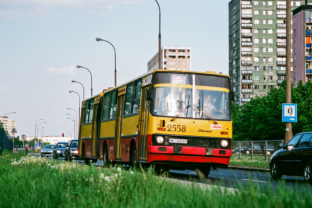 2558
Ikarus z 1988 r. na linii ekspresowej na Gocław. Ten rocznik wyróżniała charakterystyczna, gruba gumowa listwa. Czy ktoś jeszcze pamięta dramatycznie tłukące się górne partie okien?
Słowa kluczowe: IK280 2558 E-5 Bora-Komorowskiego 2009