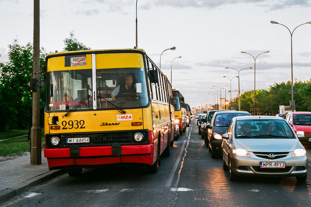 2932
To miejsce też się zmieniło. Aleje Jerozolimskie przy Łopuszańskiej. Ikarus na zajeździe do zajezdni. 
Słowa kluczowe: IK280 2932 Jerozolimskie 2009