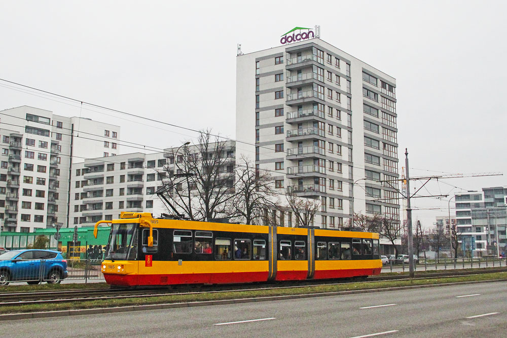 3025
W tle nowe bloki - przemysłowy rejon Rakowa, przy ul. Instalatorów, przeobraża się stopniowo w dzielnicę mieszkaniową. Blisko do centrum, blisko Ochoty, tylko brak takiej typowo osiedlowej zieleni, parku... to samo jednak tyczy się nowych, ciasnych osiedli w Ursusie. 
Słowa kluczowe: 116Na1 3025 9 Krakowska