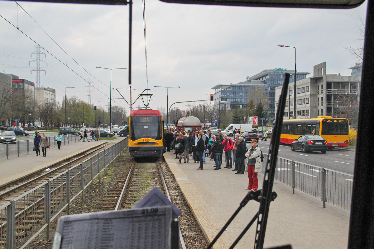 3120
Zdjęcie trochę inne niż się przyjęło - widok z kabiny motorniczego z wagonu 105Na na poprzedzającego Swinga. Foto z 2013 r. - widoczna starego typu wiata, ciekawe ile jeszcze nieaktualnych szczegółów da się znaleźć na tym zdjęciu?
Słowa kluczowe: 120Na 3120 Wołoska 37