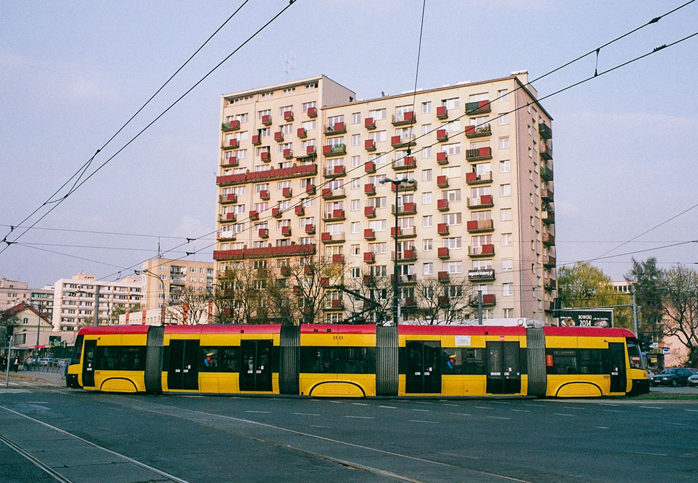 3121
Skręt szerokim łukiem w Banacha. W tle bloki-klocki, jakich sporo w okolicy.
Słowa kluczowe: 120Na 3121 1 Grójecka