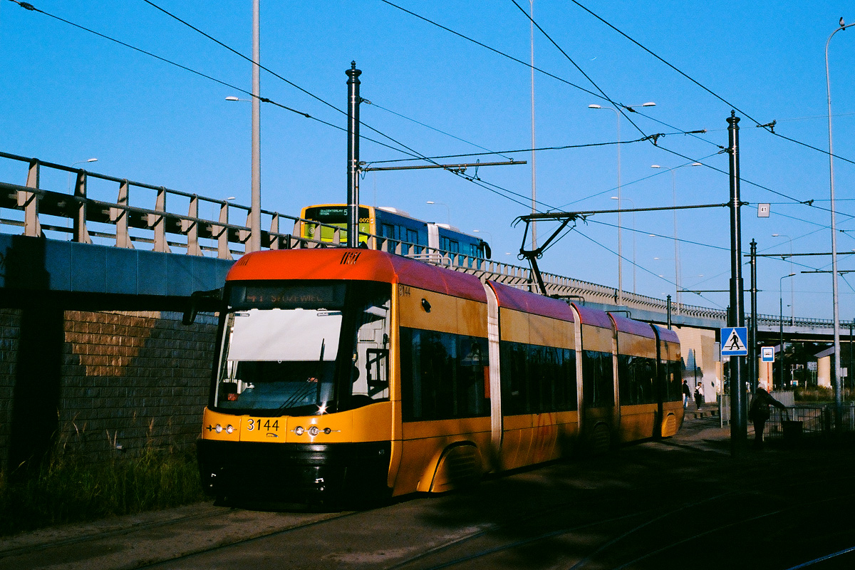 3144
Pesa o poranku na pętli Służewiec, gdzie często pasażerowie przesiadający się z pociągów biegną do tramwajów. Zdjęcie z aparatu analogowego.
Słowa kluczowe: 120Na 3144 41