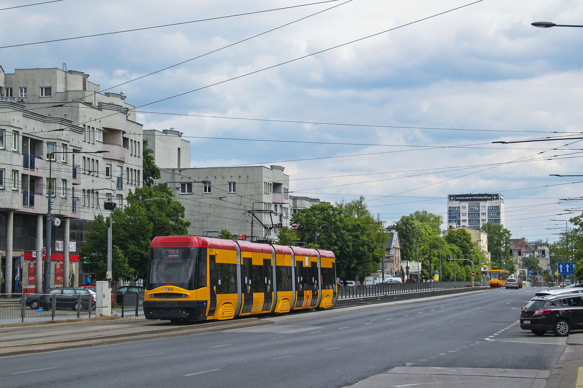 3166
Gdy jestem na Grochowskiej to mam wrażenie, że po tej stronie Wisły zegar tyka wolniej. 
Słowa kluczowe: 120Na 3166 22 Grochowska