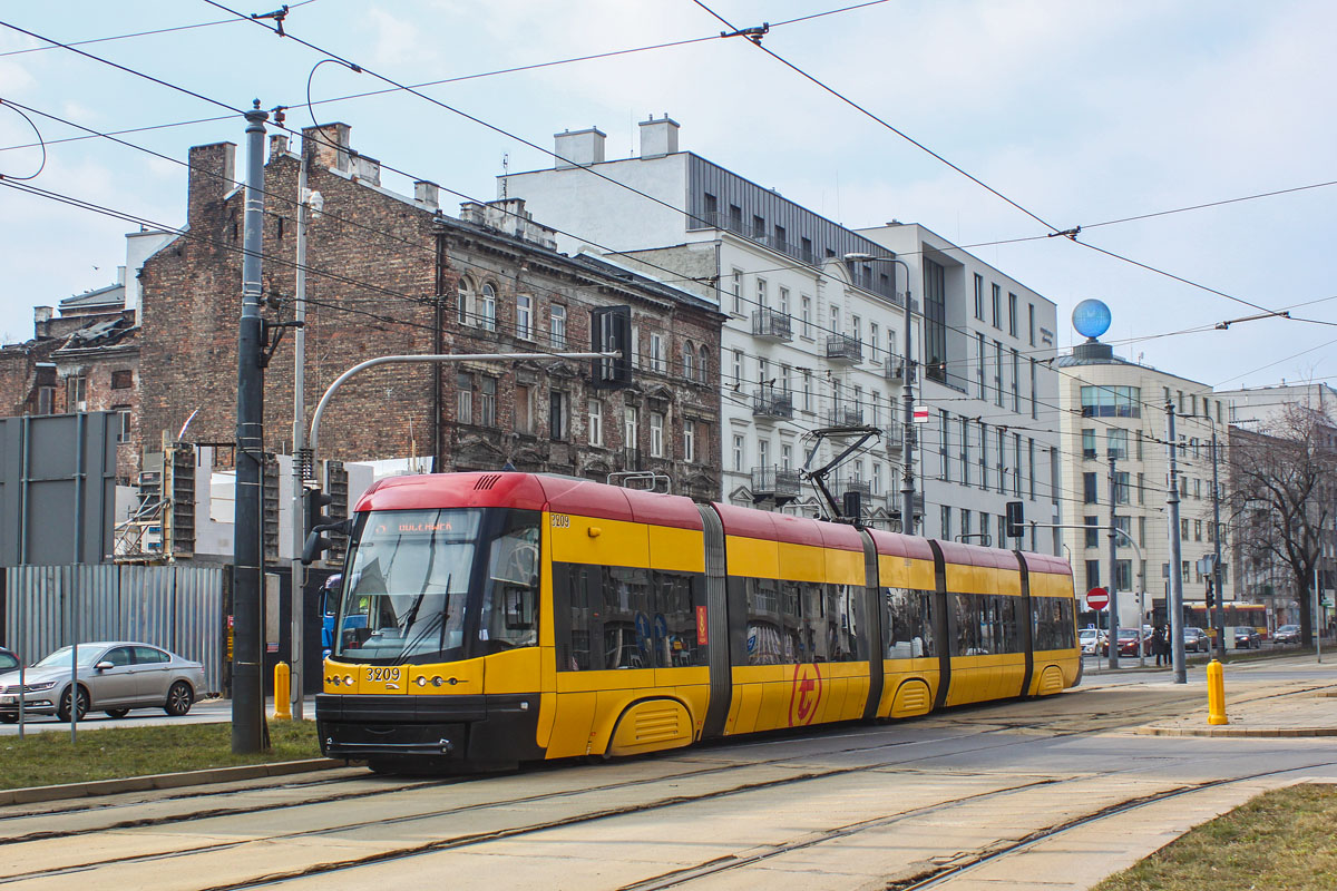 3209
Tu nie brakuje kontrastów - w jednym miejscu powstaje nowy budynek, a po sąsiedzku stoi ruina murowanej kamienicy.
Słowa kluczowe: 120Na 3209 3 Targowa