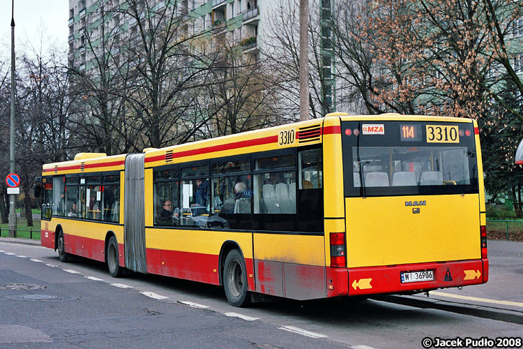 3310
Te wozy jako nówki robiły na mnie wrażenie hipernowoczesnych. Ta nowoczesność jakoś przyćmiewała kwestię niewielkich lufcików, co nie zapewniało dobrej wentylacji. Po latach wozy brała też korozja. Pomyśleć, że obecnie to najstarszy typ taboru obecny na ulicach.
Słowa kluczowe: NG313 3310 114 Kondratowicza