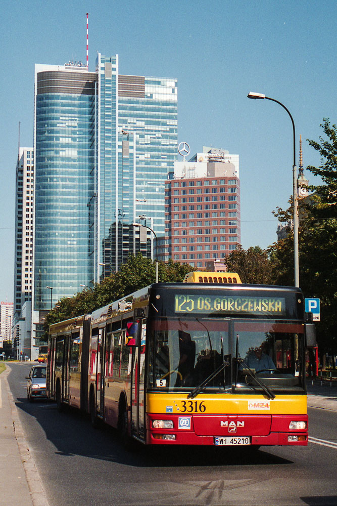 3316
To zdjęcie też jest ze skanera Epson, mam nadzieję że czerwony nie wyszedł bordowy. Na zdjęciu wąska ulica Prosta i 125 w długiej wersji.
Słowa kluczowe: NG313 3316 125 Prosta 2009