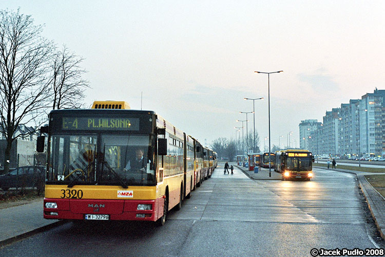 3320
Ekspresowe autobusy były w tym rejonie popularne, nim zbudowano Most Północny i doprowadzono linię tramwajową.
Słowa kluczowe: NG313 3320 E-4 Nowodwory