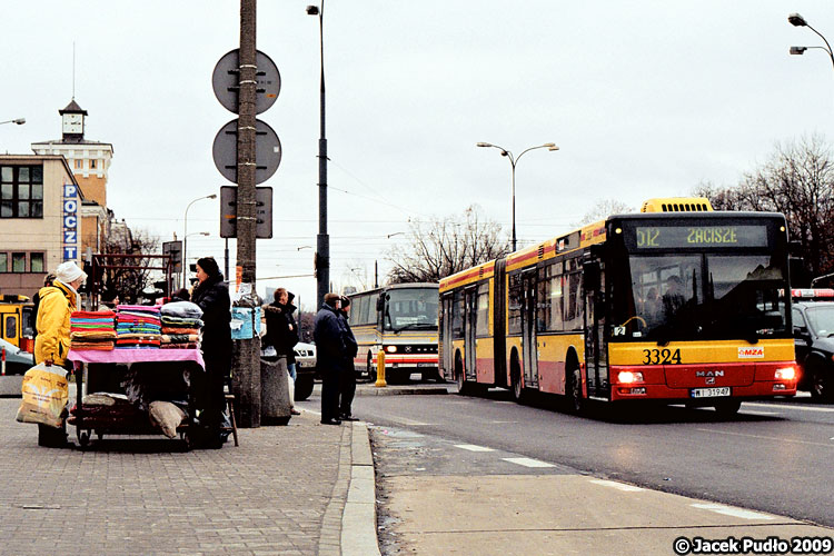 3324
Przystanek a obok handel uliczny.
Słowa kluczowe: NG313 3324 512 AlSolidarności