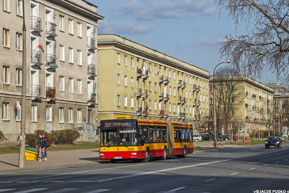 3335
MAN NG313 - obecnie gatunek opuszczający stołeczny tabor. W tle ceglana zabudowa z lat 50. - osiedle robotnicze, typu spotykanego od Berlina Wschodniego, przez Syberię, aż po Władywostok.
Słowa kluczowe: NG313 3335 112 Żeromskiego