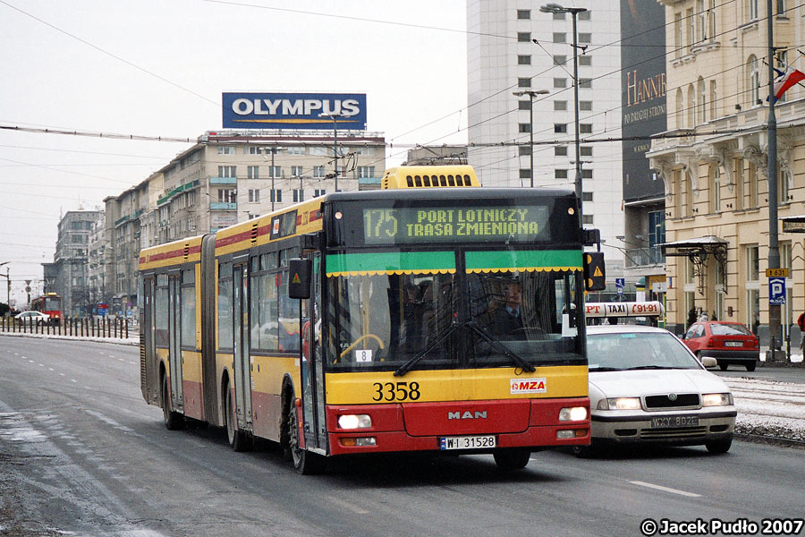 3358
Ścisłe centrum Warszawy w powojennym porządku to szerokie, 6-pasowe ulice z torowiskiem tramwajowym pośrodku. Zupełnie odmiennie niż ciasne, przedwojenne centrum z wąskimi ulicami i wysokimi kamienicami z niedoświetlonymi studniami w miejscu podwórek.
Słowa kluczowe: NG313 3358 175 AlJerozolimskie