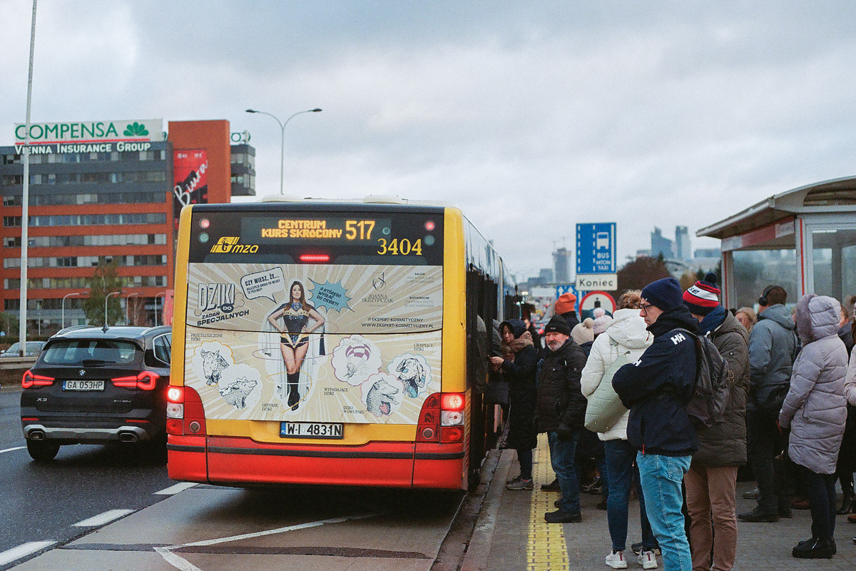 3404
Listopad 2023, szczyt poranny, właśnie wysiadłem z potwornie zatłoczonego Lion'sa na 517 w stronę centrum, by przesiąść się na pociąg w stronę PKP Służewiec. Zdjęcie analogowe.
Słowa kluczowe: LionsCityG 3404 517 AlejeJerozolimskie