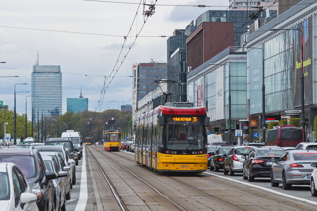 3621
No i po co jechać samochodem, kiedy widać, że tramwajem szybciej, i to w obu kierunkach! To miejsce ma się sporo zmienić za sprawą zwężenia i zazielenienia ulicy.
Słowa kluczowe: 128N 3621 35 Marszałkowska