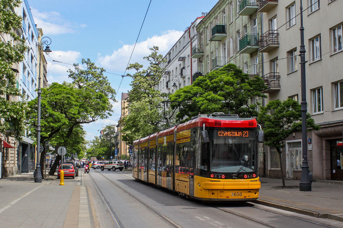 3650
Dziś Boże Ciało, więc na ulice ruszyły procesje, a pojazdy komunikacji musiały się zatrzymać. Tutaj widoczne zatrzymanie  na ul. Stalowej. Pozdrowienia dla sympatycznej pani motorniczej.
Słowa kluczowe: 128N 3650 23 Stalowa