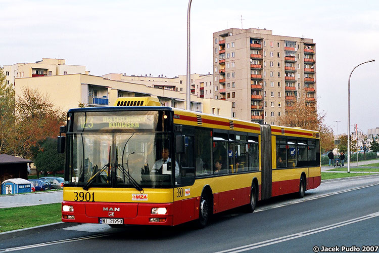 3901
Sprawdzona konstrukcja maszyny może być długo eksploatowana. Świadczy o tym silnik D2866 z tego autobusu, pochodzący z lat 80. A jeśli chodzi o bloki w tle, to podobno na Gocławiu spotkamy bloki w technologii WK-70, ramę H i system szczeciński.
Słowa kluczowe: NG313 3901 123 Jugosłowiańska