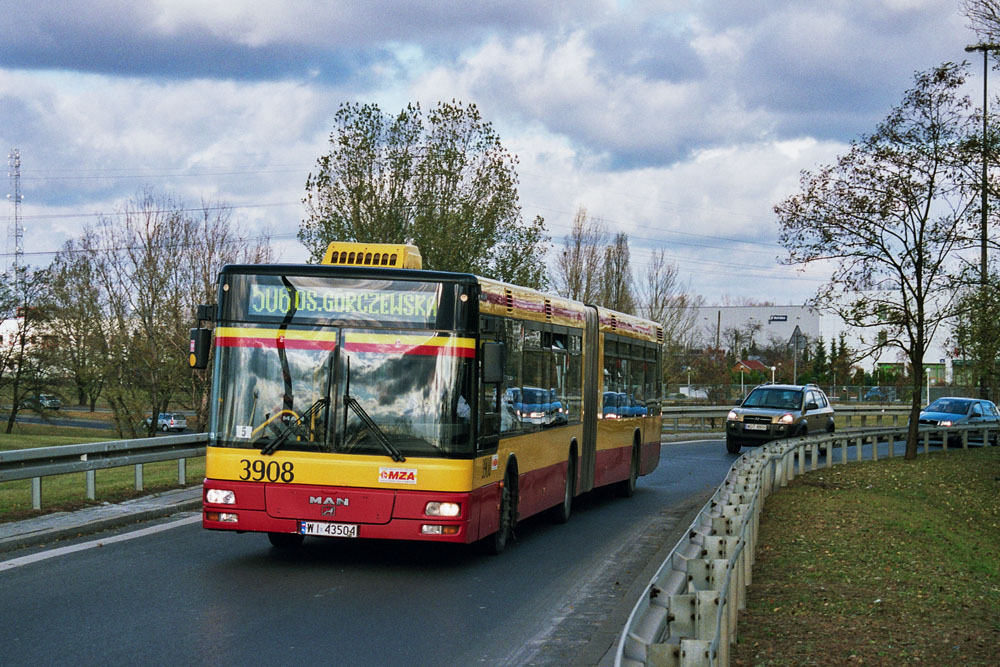 3908
Na 506 jeździły i MANy, ale najlepiej wspominam Ikarusy nadrabiające z rykiem na Wisłostradzie opóźnienie złapane na Świętokrzyskiej. Często gdy jechałem autobusem mostem Grota Roweckiego, słychać było ryczący na wysokich obrotach silnik. Wówczas człowiek zastanawia się, czy miejskie autobusy kursujące na warszawskich liniach pospiesznych nie powinny mieć jeszcze jednego biegu w skrzyni biegów, by silnik tak nie huczał przy prędkości 70 km/h. Z drugiej strony jednak udział czasu jazdy 70 km/h w całym czasie eksploatacji miejskiego autobusu nie jest zbyt duży.
Słowa kluczowe: NG313 3908 506 Toruńska 2007 