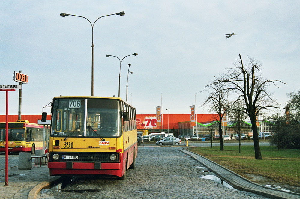 391
Ciekawie oglądać zdjęcia z miejsc, które zmieniły się nie do poznania. Autobus stoi w miejscu obecnego parkingu P+R. Ikarus 260 miał to do siebie, że był krótszy i lżejszy niż obecne solówki. Nie miał też klimatyzacji ani tyle wyposażenia elektrycznego (mniej alternatorów), co przekładało się na niższe zużycie paliwa.
Słowa kluczowe: IK260 391 706 Okęcie