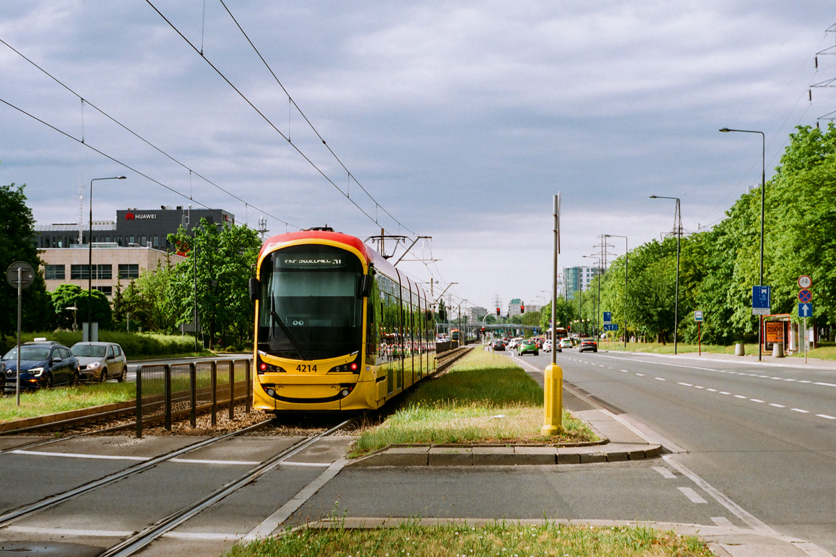 4214
Nowy tramwaj na linii 31 z rana przywiózł pasażerów z metra do Mordoru. Film analogowy Fuji 100.
Słowa kluczowe: 140N 4214 31 Wołoska