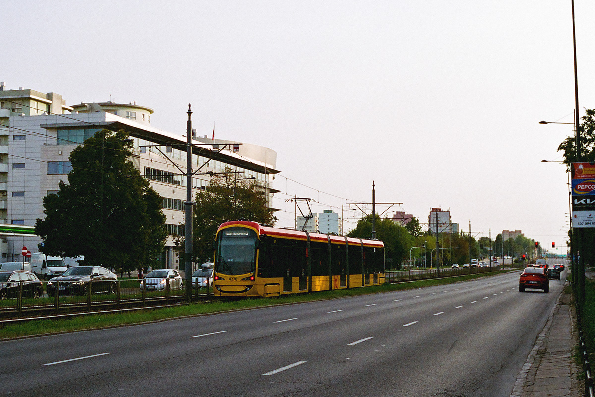 4270
Hyundai przemierza ul. Grójecką. Ostatnio blisko Instalatorów powstają coraz to nowe osiedla co zwiększa liczbę pasażerów. Foto analogowe. 
Słowa kluczowe: 140N 4270 Grójecka