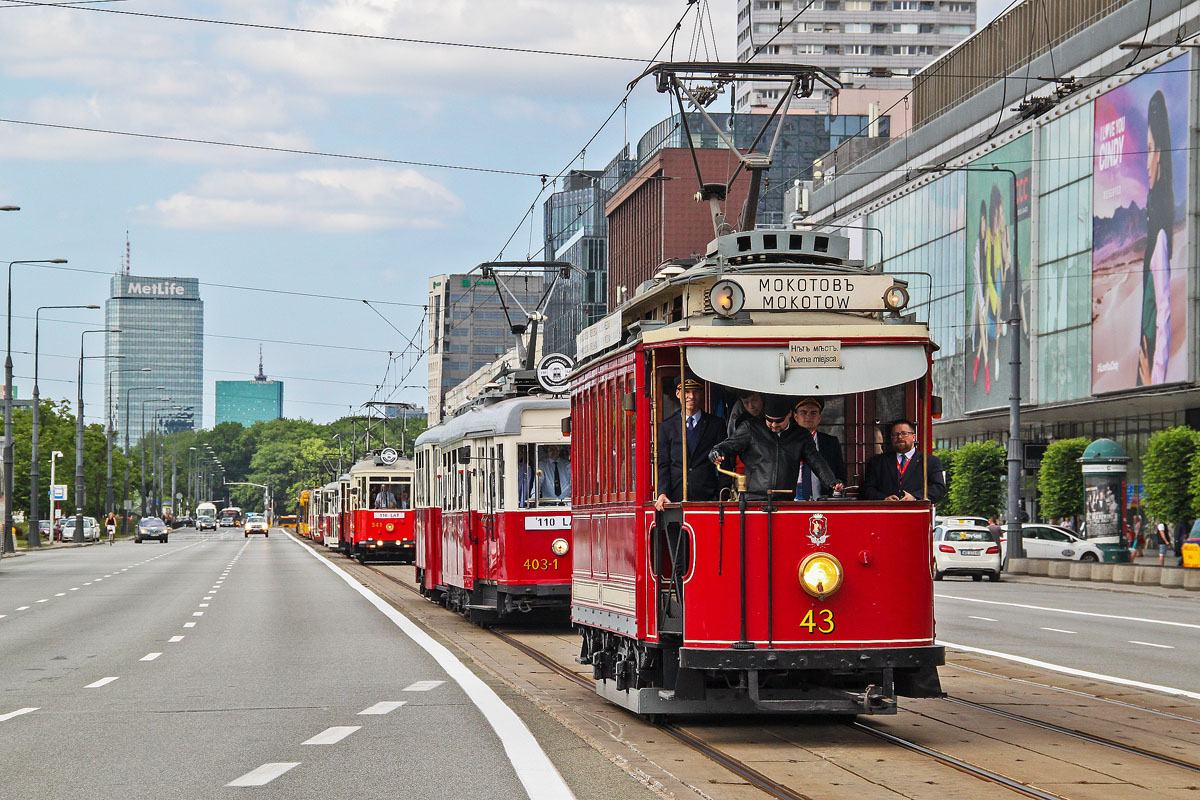 43
Parada z okazji 110-lecia tramwajów elektrycznych. Wagon A firmy Falkenried na pierwszym planie też obchodzi jubileusz - 60 lat jako pojazd historyczny. Ten pierwotnie 40-osobowy tramwaj z drewnianym nadwoziem i stalowym podwoziem był produkowany dla Warszawy w zakładach Falkenried i MAN. MAN na początku XX wieku specjalizował się w produkcji nie tyle ciężarówek, co konstrukcji stalowych - mostów, wagonów, stacjonarnych silników Diesla. Falkenried to były zaś zakłady w Hamburgu produkujące tramwaje ma potrzeby własne Hamburga, jak i innych miast. Firma Siemens, która wykonała do tych pojazdów napęd i silniki elektryczne, w XIX wieku zaczęła działalność od telegrafów, a następnie po wynalezieniu samowzbudnej prądnicy zaczęła od 1881 r. produkować napędy elektryczne do tramwajów. W 1908 r. Siemens był więc firmą z prawie 30-letnim doświadczeniem w tej dziedzinie.
Słowa kluczowe: A 43 Marszałkowska