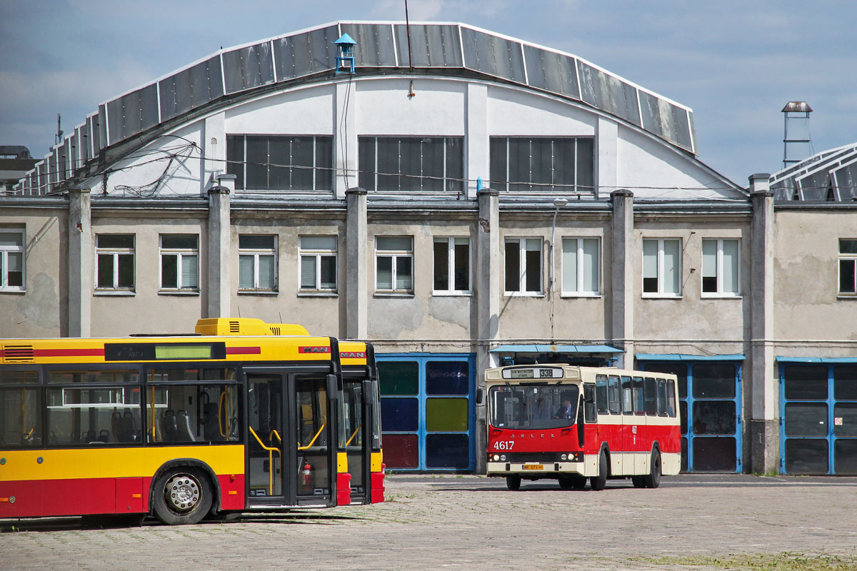 4617
Po paradzie autobusowej Jelcz PR110M krąży po zakładzie na Włościańskiej. 12-metrowy Jelcz na imprezie wyróżniał się długością od krótszych Ogórków. Z tyłu dudni w nim silnik WSK Mielec SW680. Obok widoczne MANy NG313, które już zjechały z warszawskich ulic.
Słowa kluczowe: PR110M 4617 Włościańska