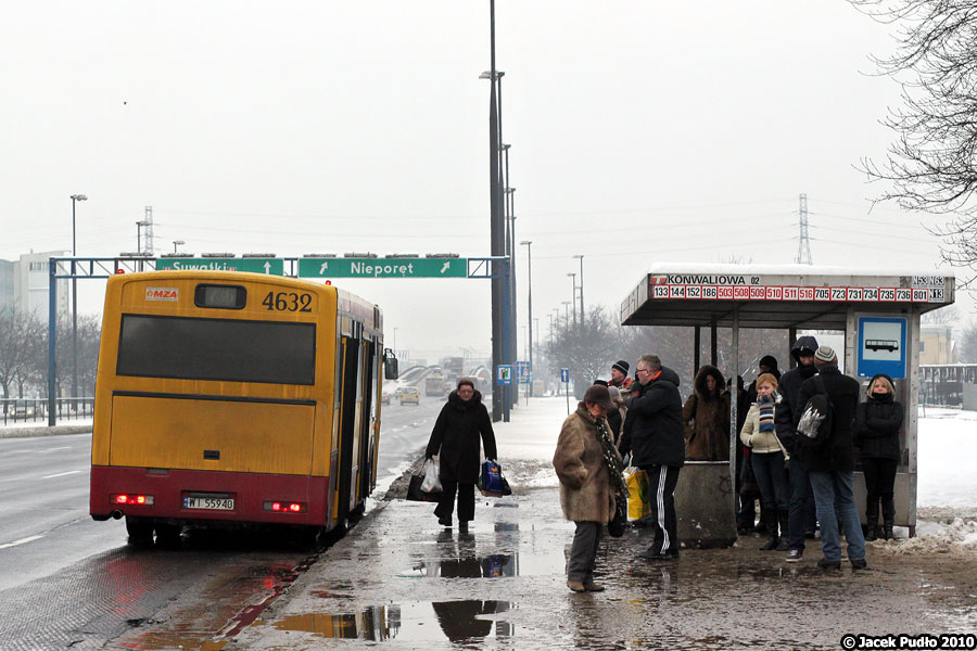 4632
Zimowa plucha, skasowany Jelcz, a na wiacie podziw budzić może liczba numerów linii.
Słowa kluczowe: M121M 4632 736 Modlińska