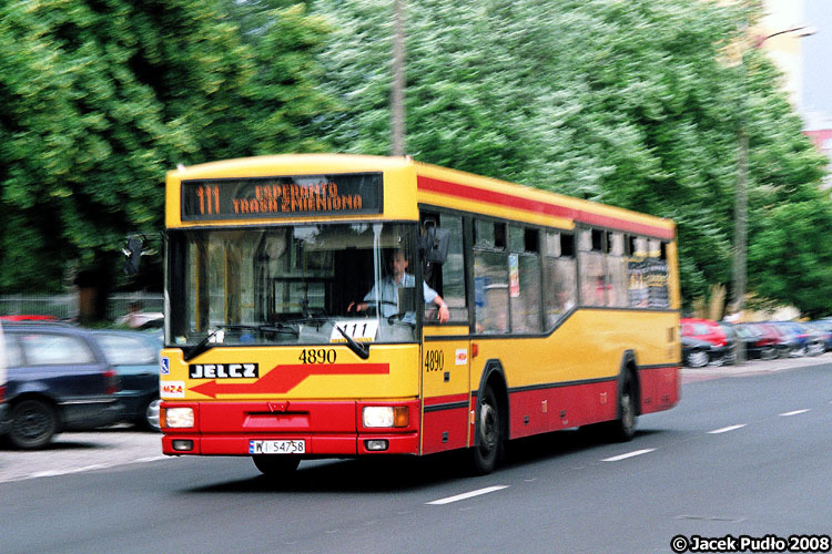 4890
Dynamiczne ujęcie Jelcza gdzieś na Saskiej Kępie. Można szukać jakiejś analogii w tym modelu i Polonezie - oba to próba przystosowania starej konstrukcji do wymogów lat 90.
Słowa kluczowe: M121M 4890 111