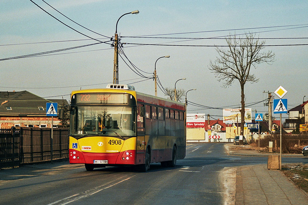 4908
Okolica rozwinęła się w minionych latach żywiołowo, lecz brak tu dobrej infrastruktury i dogodnego dojazdu, za to mieszkania są relatywnie tańsze. Numer linii 732 odszedł do przeszłości rok temu. Minęło sporo lat a do tej pory nie wiem, jaki element w osprzęcie silnika Jelcza M121I4 odpowiada za charakterystyczne wycie.
Słowa kluczowe: M121I 4908 732 Głębocka 2008