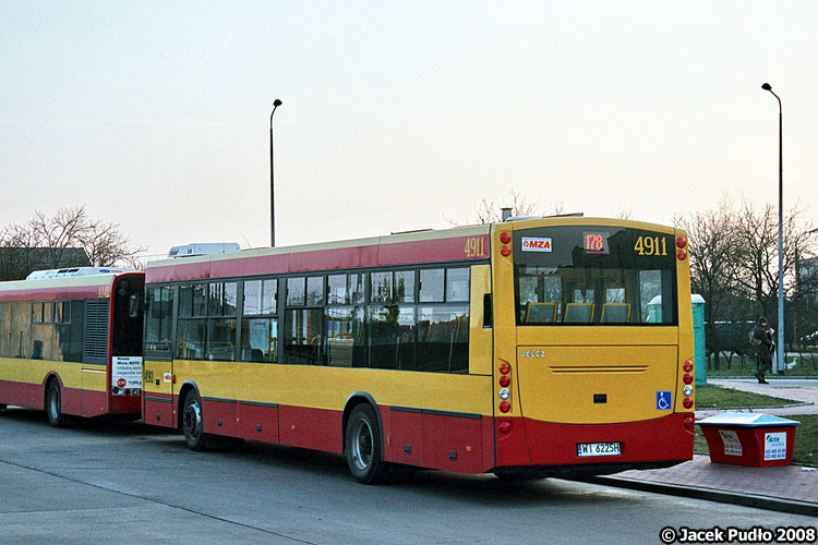 4911
Jeden z ostatnich wyprodukowanych autobusów z Jelcza. W zasadzie odkąd rozpoczęto produkcję autobusów miejskich w Jelczu, to trafiały one do Warszawy.
Słowa kluczowe: M121I4 4911 178 Regulska