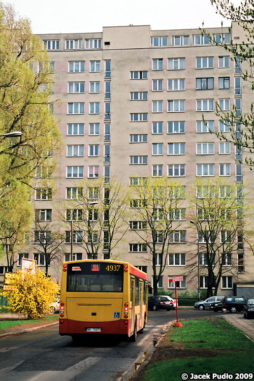 4937
Był to zapewne objazd w związku z asfaltowaniem jakiejś ulicy.

Nawet po kolejnej zmianie ściany przedniej i tylnej, wprowadzeniu niskiej podłogi i wielu innych zostały jeszcze elementy z Berlieta, jak charakterystyczny, zaokrąglony kształt dachu. Chyba tylko w tym modelu rozrost zabudowy silnika nie pozwolił na zamontowanie piątego fotela w ostatnim rzędzie.
Słowa kluczowe: M121I4 4937 151 Urugwajska 2009