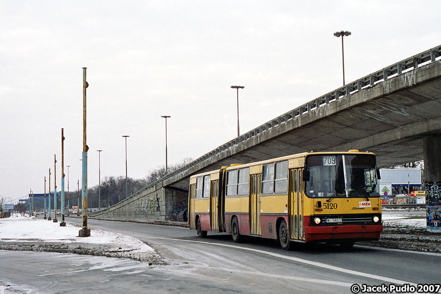 5120
Po lewej widoczne jeszcze słupy linii trolejbusowej zawieszonej w 1995 r. Warszawskie trolejbusy jeździły wówczas w Lublinie, a obecnie kursują w Równem i Łucku. Na chwilę obecną dawne warszawskie Jelcze mają już nawet 27 lat.
Słowa kluczowe: IK280 5120 709 Puławska