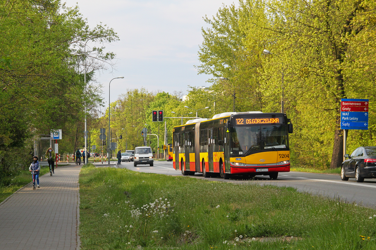 5204
Co chwilę przejeżdża tędy autobus - spotkamy tu 122, 149, 154 i 220, choć jadące w stronę Górczewskiej linie 122 i 149 kończą trasę w pobliżu. 154 zawiezie nas na Wolę lub Ochotę, a 220 do Ursusa.
Słowa kluczowe: SU18 5204 122 Lazurowa