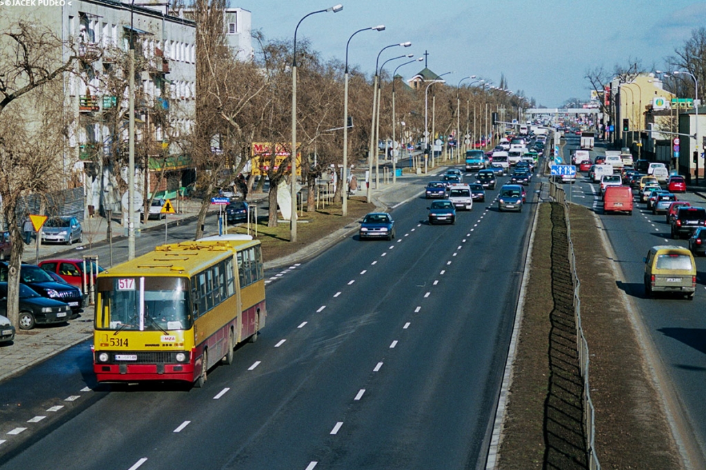 5314
Huczący Ikarus na 517 a za nim morze samochodów z kierunku północno-wschodniego.
Słowa kluczowe: IK280 5314 517 Radzymińska