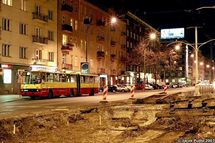 5391
Ikarus na linii zastępczej, a na pierwszym planie rozkopane torowisko. Dzięki szeroko zakrojonym remontom i regularnemu szlifowaniu szyn po Warszawie jeździ się tramwajami komfortowo. W innych miastach nie zawsze jest tak kolorowo.
Słowa kluczowe: IK280 5391 Z-1 PlacNarutowicza