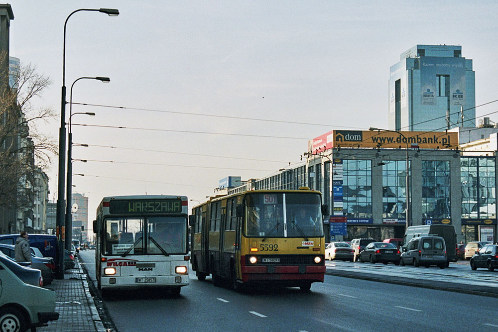 5592
Nawet gdy Ikarusów było już mało, to na 501 zawsze szło trafić jakiś ciekawy egzemplarz. Pamiętam wiele przejażdżek lewarami na tej linii. Pojemny Ikarus zawsze sprawdzał się w szczycie. Największe prędkości osiągane były na Sobieskiego.
Słowa kluczowe: IK280 5592 501 AlejeJerozolimskie 2008