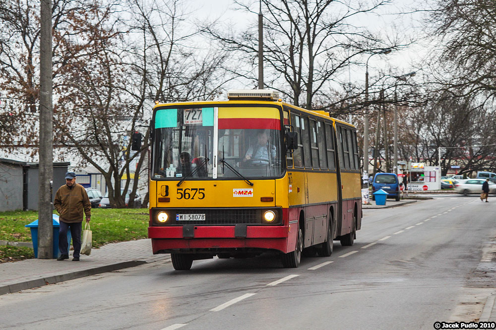 5675
W trakcie obsługi Piaseczna. Linie do Piaseczna były ostoją Ikarusów.
Słowa kluczowe: IK280 5675 727 Piaseczno