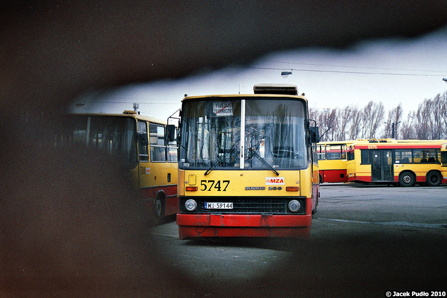 5747
Rzut oka przez płot na autobusy odpoczywające na placu. Powietrze zeszło z nie do końca szczelnej instalacji pneumatycznej i autobus osiadł na odbojach w poduszkach.
Słowa kluczowe: IK280 5747 ZajezdniaKleszczowa