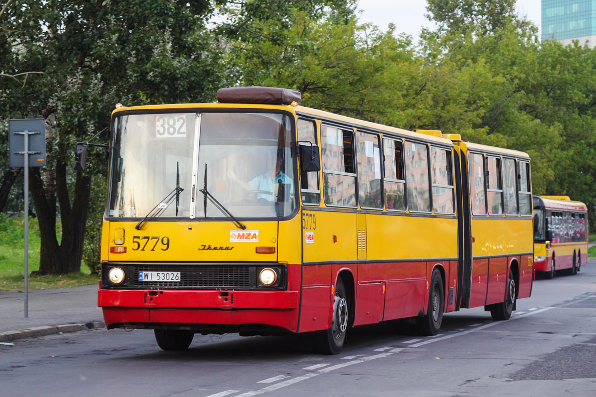 5779
Ikarus na linii 382, która po uruchomieniu buspasa na Trasie Łazienkowskiej wspomagała 182. Bardzo często autobusy kursowały mocno zatłoczone. Ikarus jeździł jeszcze tylko rok, po czym go skasowano. Z zewnątrz wyglądał nienagannie, ale mogło być tak, że po całkiem ładną blachą kryły się skorodowane, dziurawe belki. W tle pusty teren, który wiele lat się marnował, aż w końcu powstało porządniejsze wejście na dworzec kolejowy.
Słowa kluczowe: IK280 5779 382 DworzecZachodni