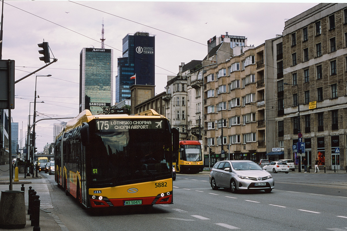 5882
Elektryk w centrum na tle wieżowców. Nowoczesny pojazd na tradycyjnym zdjęciu - film Fuji Provia 100. W tym miejscu zapowiada się w najbliższych latach na długie utrudnienia w związku z przebudową tunelu średnicowego.
Słowa kluczowe: SU18E 5882 175 AlejeJerozolimskie