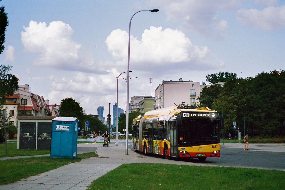 5887
Elektryk na Szczęśliwicach. Kiedyś były tu glinianki, a w pobliżu też zajezdnia tramwajowa, gdzie jeszcze po wojnie straszyły wypalone mury i wraki wagonów. Obecnie mamy park i spokojne osiedla. Zdjęcie analogowe.
Słowa kluczowe: SU18E 5887 128 Szczęśliwice