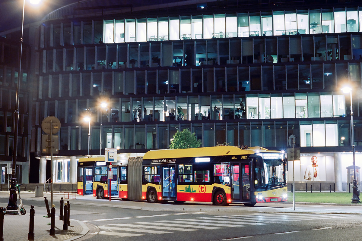 5892
Zdjęcie nowoczesne - na pierwszym planie przegubowy elektrobus, w tle szklany biurowiec, oświetlenie lampami LED. Za to technika tradycyjna - zdjęcie wykonałem 40-letnim aparatem Praktica MTL3 z manualną przysłoną, nastawianiem ostrości i przysłony oraz naciąganiem filmu. Film kinowy Kodak Cinestill Vision3 250D. Osobiście bardzo lubię plastykę światła na zdjęciach analogowych.

Słowa kluczowe: SU18E 5892 175 PlacPiłsudskiego