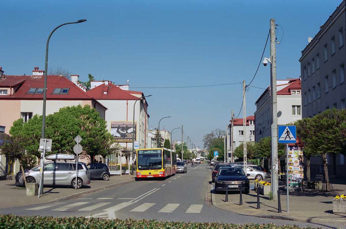 6212
Poranny widok na jednej z ulic w centralnej części starego Ursusa. Linia 187, a za chwilę przejadą też 401 i 207. Zdjęcie analogowe.
Słowa kluczowe: ConectoG 6212 187 