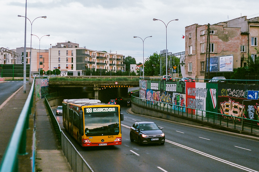 6215
Mercedes przejechał pod torami ulicą Globusową. Wiadukt ten wybudowano w okolicach lat 60. Cóż by tu się działo, gdyby nie on? Na Dźwigowej jednak jest tylko po jednym pasie w każdym kierunku i lubią tworzyć się korki. Ze względu na zły stan techniczny widoczna budowla ma zostać odbudowana. Zdjęcie z filmu analogowego.
Słowa kluczowe: ConectoG 6215 189 Globusowa