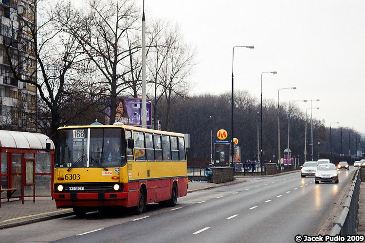 6303
Ikarus zaczyna ciekawą podróż na drugą stronę Wisły. Na skrzyżowaniu w tle ma obecnie zostać dorobione przejście dla pieszych od strony północy. Nareszcie poprawi się połączenie dwóch części Pola Mokotowskiego. Niestety samochody przez dziesięciolecia miały w wielu miejscach niezasadny priorytet. Kładki, brakujące przejścia, przyciski na światłach - to wszystko utrudnia poruszanie się po mieście pieszo i rowerem, dając przywileje samochodom.
Słowa kluczowe: IK260 6303 168 alNiepodległości