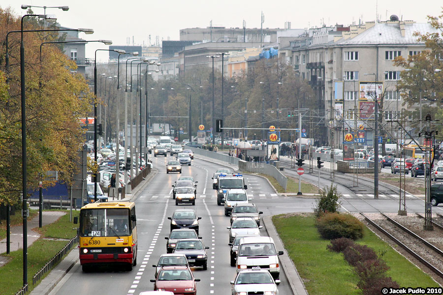 6380
Nie wiem czy ktoś by wtedy pomyślał o zelektryfikowanej linii 174. Jeszcze kilka lat temu uważano, że akumulatory są za ciężkie, by napędzić miejski autobus bez uciążliwego doładowywania. W międzyczasie technika poszła do przodu. W Chinach mamy miasta, gdzie jest kilkanaście tysięcy miejskich autobusów elektrycznych.
Słowa kluczowe: IK260 6380 174 alNiepodległości