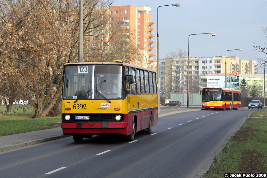 6392
Ikarus skasowany 2 lata później, za nim 4-letni Solaris.
Słowa kluczowe: IK260 6392 123 Bora-Komorowskiego