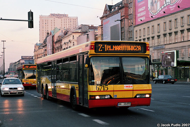 6715
W związku z remontem torów w Al. Jerozolimskich kursowała linia zastępcza Z-1. Przyłapałem na niej neoplana wieczorową porą. 
Słowa kluczowe: N4020 6715 Z-1 AlJerozolimskie